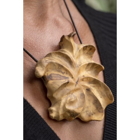 COLLANA IN LEGNO DI BOSSO